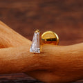 Diamant nesepiercing med en unik trapezoid klar cz stein titan ørestift