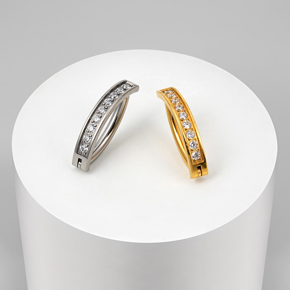 Anello per ombelico in oro in titanio con esclusivo anello per ombelico curvo CZ 14G