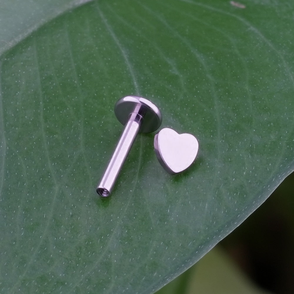 Hart helix piercing minimalistische stud titanium van implantaatkwaliteit